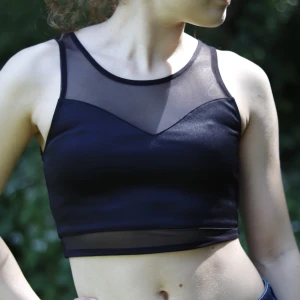 Grå & svart crop top - Svarta croptoppen har genomskinligt typ på ovan och lite under, mellan storlek XS & S (lappen är avklippt så vet inte exakt, 30 kr. Grå crop toppen knappt använd, storlek XS, 20kr. Kan hämtas i Malmö eller så får köparen betala för frakten