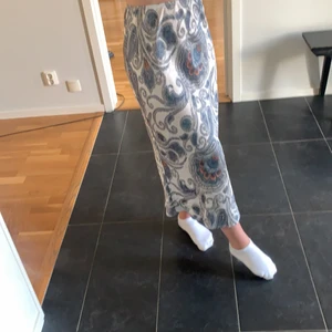 Satin kjol - En väldigt fin och somrig satinkjol ifrån ”Gina tricot”, den har storlek 36 och säljs för endast 50kr!