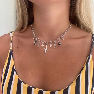 Kedjehalsband med berlocker - Tre olika kedjehalsband med berlocker som passar perfekt till allt! Alla tre är justerbara så de passar alla ✨.        FRAKT INKLUDERAD 