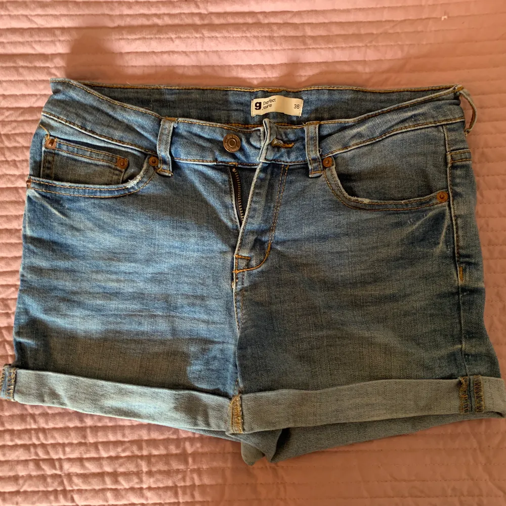 Superfina jeans shorts från ginatricot som tyvärr är för små för mig! . Shorts.