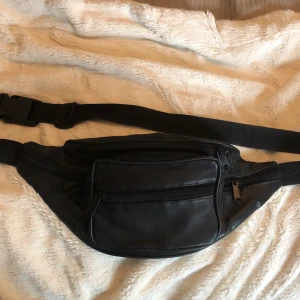 Fannypack från Boohoo - En jättesnygg och rymlig fannypack med flera fack och skjusterbart band! Frakt tillkommer🥰 