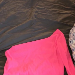 En-ärmad tröja  - En en-ärmad tröja. Jag har gjort den så att den bara har en arm. Men den är precis som i butik. Skriv privat om du vill se bild när jag bär den.