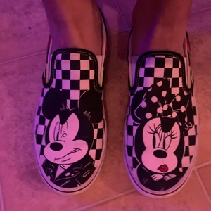 Vans x Disney Slip on  - Disney x Vans Slip on Limited Edition, knappt använda. Köpta för ca 799kr