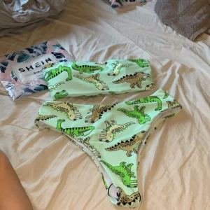 Bikini storlek M - Stolek 5 från SHEIN, jätte sköt material säljer för att den är förstor brukar normalt ha storlek S skulle säga att den passar en M-L mellan där:) Aldrig använd och testad med underkläder:)