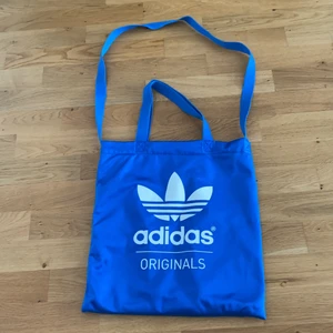Adidas väska - Blå påsväska från adidas, använd fåtal gånger! Kan hämtas i Malmö men även fraktas, köparen står för frakten