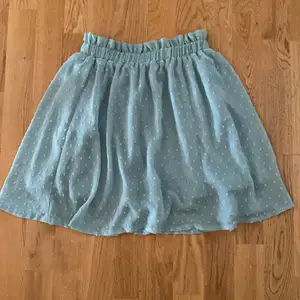 Söt kjol från H&M i nyskick. Köptes förra sommaren och har tyvär inte kommit till mycket användning. Storlek 36. 