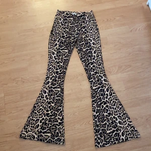 Leopardbyxor - Säljer mina superfina leopardbyxor från Urban Renewal! Super skönt material, perfekt stretch som framhäver ens fina former💖 Bra att veta att jag är 162 och jag säljer dom pga att dom är för långa för mig😕  Tar endast Swish, kan mötas upp i centrala Malmö!