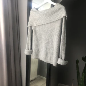 Stickad tröja  - Stickad tröja från Bikbok i storlek M🌻