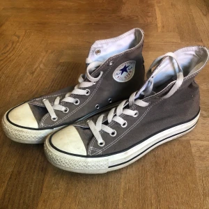 Gråa Converse  - Strl 39. Ett par år gamla men i fint skick!