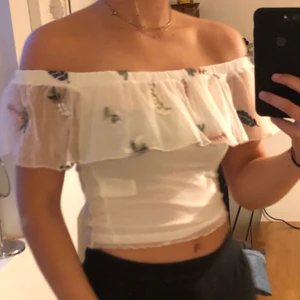 Sött offshoulder linne - Gulligt linne från HM, perfekt i sommar. Säljer pga att den inte kommer till användning längre