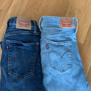 Levis jeans  - Ett par snygga Levis jeans i modellen ”super skinny” dom båda är i ett super fint skick. Dom mörkblåa är i storlek 26 och dom ljusa är i storlek 27, 300kr/st och båda för 500kr! 