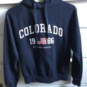Marinblå hoodie från Gina Tricot, använd med i fint skick🥰 