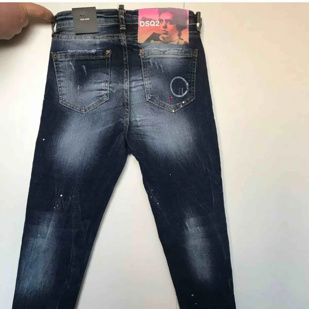Säljer mina Dsquared jeans. Använda en gång, har tagit av tagsen men de finns kvar. Köpte de för 700 euro, prislapp finns kvar. Märkt med italiensk storlek men passar storlek small / w27 / 36.. Jeans & Byxor.