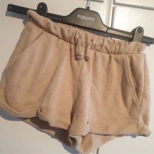 Beiga mjukisshorts  - Sköna beiga shorts i mjukis.