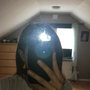 Gulliga Öronhängen 💛 - Ett par jättefina öronhängen som är använda 1 gång.  Öronhängena kommer med i en lite ask. Såklart kommer jag tvätta dom innan jag skickar iväg dom:)