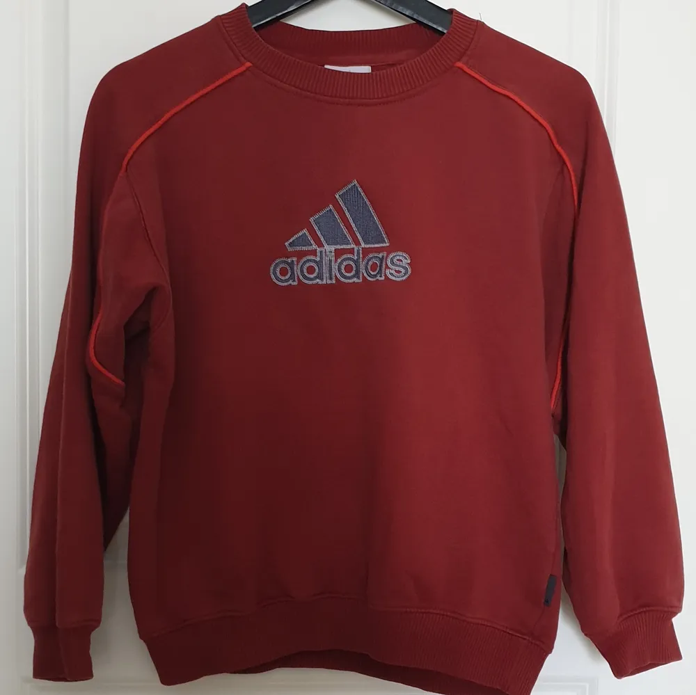 Säljer min fina vinröda Adidas sweatshirt. Köpt på Asos Marketplace men kommer inte längre till användning! Står ej för frakt. Tröjor & Koftor.