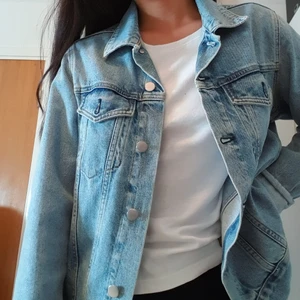 Oversize jeansjacka - Säljer min fina jeansjacka då jag behöver rensa! Passar XS-M beroende på hur man vill att det ska sitta. Använd sparsamt så är i fint skick. Färgen är inte lika skarp som i de första två bilderna utan ser mer stentvättad ut! Står ej för frakt