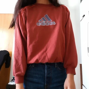 Vintage Adidas - Säljer min fina vinröda Adidas sweatshirt. Köpt på Asos Marketplace men kommer inte längre till användning! Står ej för frakt