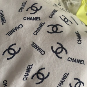 Chanel t-shirt  - Hej! Säljer nu min fina chanel tisha. Den är helt ny, säljer pga ingen användning av det, den har bara suttit i garderoben. Materialet är i superbra kvalite, kan jag garantera. Hör gärna av dig om du är intresserad 😊💕