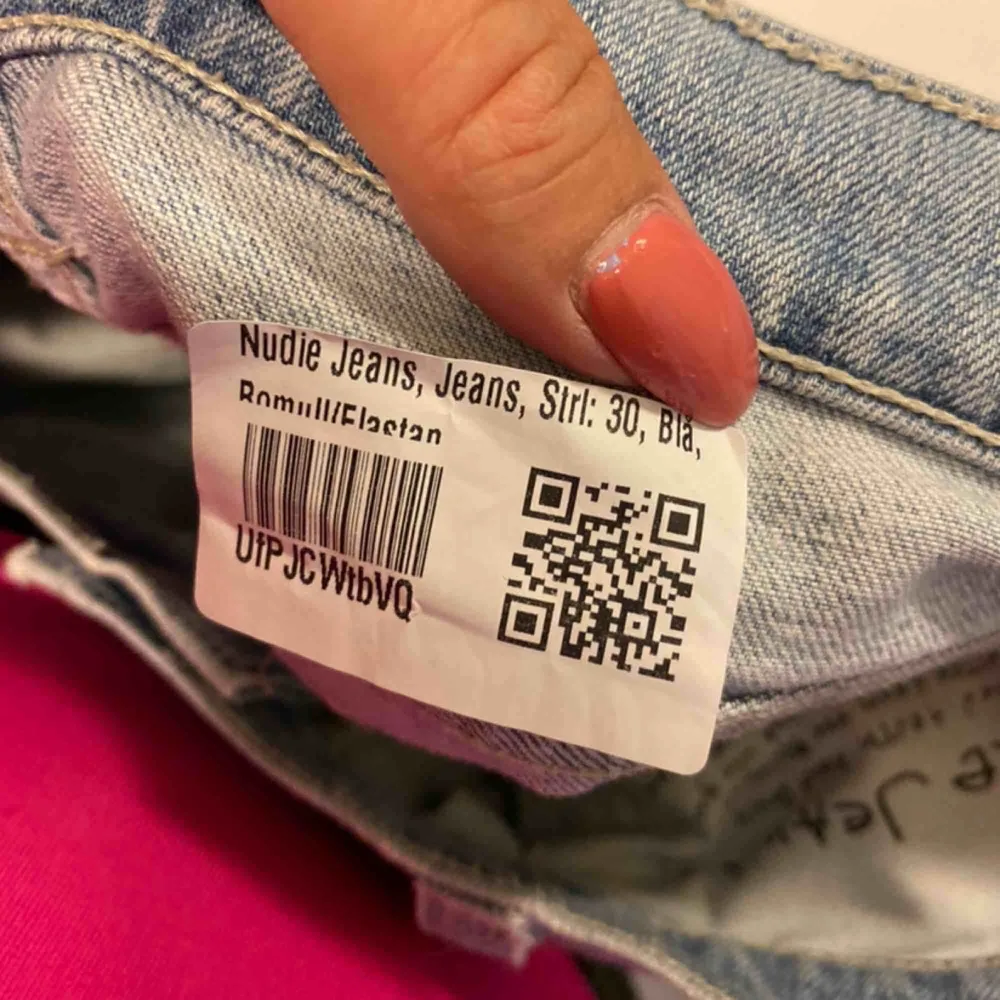 Nudie jeans i jättesnygg färg! Får tyvärr inte på mig dem...  hämtas hos mig eller skickas för 59 kr 💌. Jeans & Byxor.