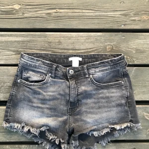 Jeans shorts storlek 38 - Jag säljer dessa eftersom jag gått upp i vikt och inte längre kan använda de, de är stretchiga i materialet.