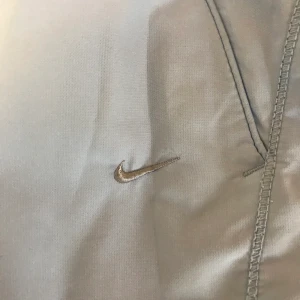 Nike byxor  - As snygga Nike byxor som jag tyvärr inte använder. Storlek S. Perfekt skick<33 Flera som är intresserade, budet ligger just nu på: 170kr💕