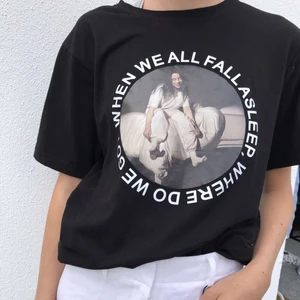 Tröja - Säljer denna sjukt coola tröja från Bille eilish kollektion. I ny skick 