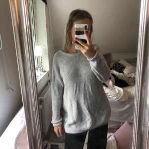 Grå deep v stickad tröja - En grå stickad tröja från nakd som har ett djupt v i ryggen. På första bilden ser man hur stor den är på mig, men jag brukade använda den som man ser på bild nr 2. Super fin och asskön. 