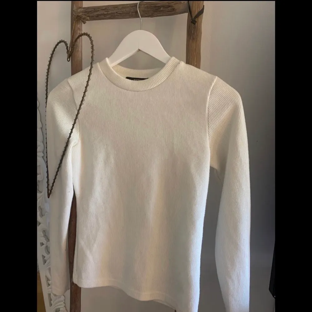 En ribbad vit tröja ifrån BikBok, i mycket bra skick!💜. Tröjor & Koftor.