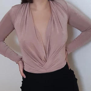 Brons/rosa body i strl xs - Fin body i strl xs elastisk så passar även small helt ny och oanvänd med lappar på (hämtas/ köparen står för frakten)