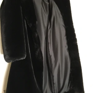 Mango coat  - Lång design. Faux fur lining. Long sleeve. Classic collar. Two side pockets. Hook fastenings. Inner lining 