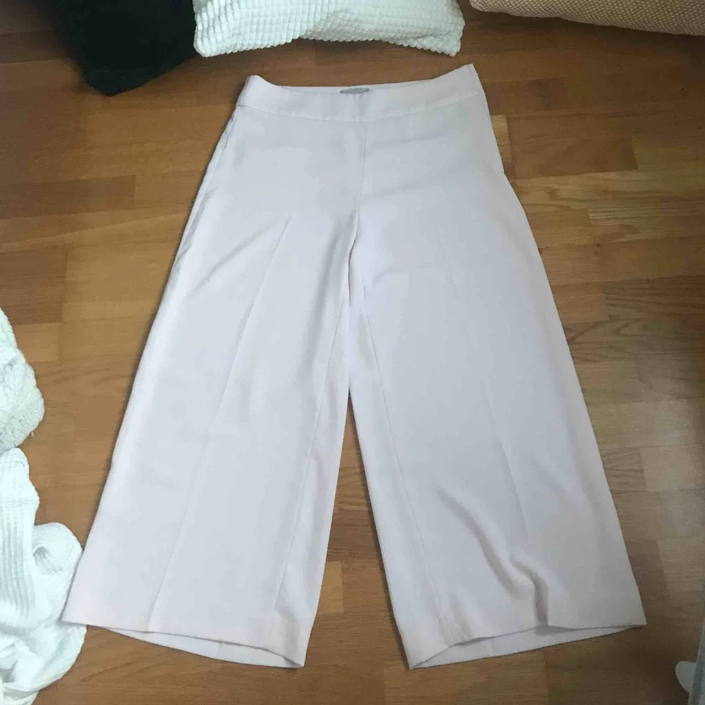 Superfina tunna byxor, dem ser vita ut på bild men är ljusrosa i verkligheten🌸 jag är 160, på sista bilden ser ni längden. Jeans & Byxor.