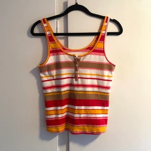 Randigt linne - Randigt linne med knappar från Bik Bok ☀️ Skriv gärna om du har några frågor!