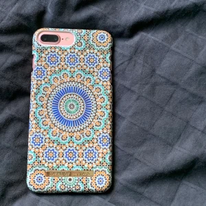 Mobilskal  - Mobilskal från ideal of Sweden som passar till iPhone 7 och 8 plus. Fint skick, frakten är gratis. Köpt för 299kr⚡️💞💫