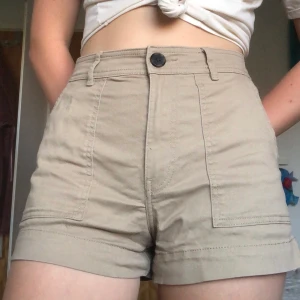 Beiga shorts strl 36 - Fina beiga shorts i strl 36 men passar även 34🥰 Tycker de sitter lite för tight på mig därför säljes! Helt felfria och skönt material, frakt ingår i priset💕