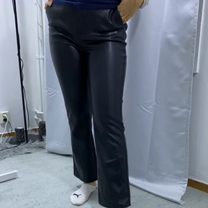 Utsvängda Skinnbyxor ginatrico  - Lite utsvängda, passar storlek 34-36. Jätte finna, använda fåtal gånger. 