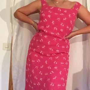 Supersomrig klänning🌸🌸💫 - Ankellång klänning i superfin rosa färg, med små blomdetaljer. Lite 90-tals inspirerad med fina axelband och klara färger. I väldigt väldigt bra skick, som ny! Perfekt för den svenska sommaren💫🧚🏼‍♀️💗