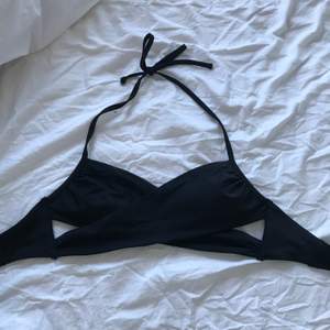 En svart bikini topp från hm. Kommer inte till användning därav säljer jag den. Köpare står för frakten.