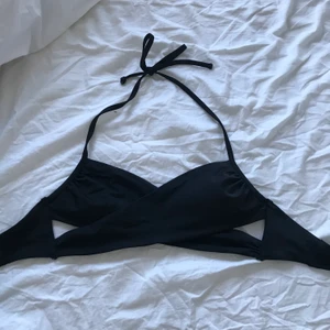 Bikini topp - En svart bikini topp från hm. Kommer inte till användning därav säljer jag den. Köpare står för frakten.