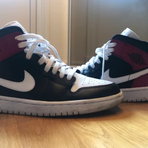AIR JORDAN 1 - Air jordan 1 mids. Super snygg färg. Inte så andvända, bra skick!! Kommer med jordan låda. Liten 40. Pris online: 2190.                                              
