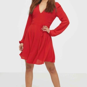  - Röd klänning från Glamorous i strl 36! Jättefin men är för liten för mig. 🌸