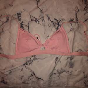 En jättesöt rosa bikiniöverdel i storlek 38 från H&m! Köpte den förra året, märkte att den var för liten direkt, så nu säljer jag den💜 kan mötas upp i Stockholm eller frakta för 22kr!