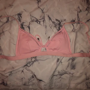 Söt bikiniöverdel - En jättesöt rosa bikiniöverdel i storlek 38 från H&m! Köpte den förra året, märkte att den var för liten direkt, så nu säljer jag den💜 kan mötas upp i Stockholm eller frakta för 22kr!