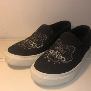 Kenzo skor - Säljer mina kenzo skor pga använder dem sällan har Max använder dem 3 gånger, storlek 36 men passar även 37