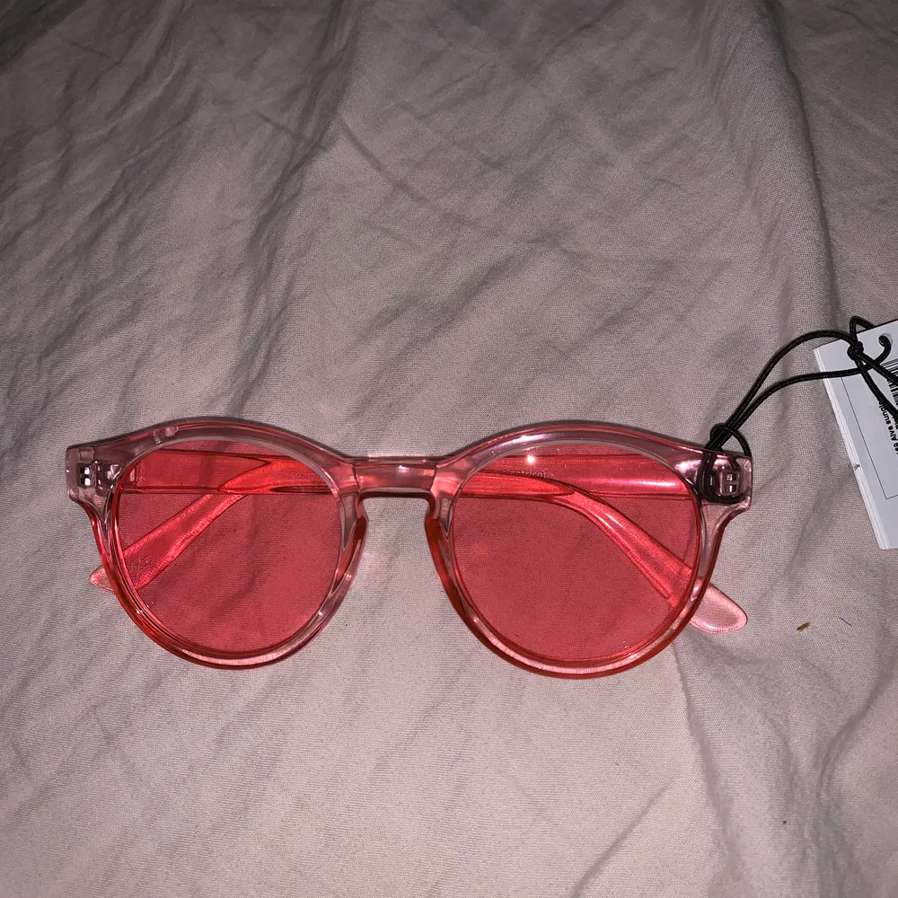Rosa solbrillor ifrån ginatricot. Aldrig använda. Accessoarer.