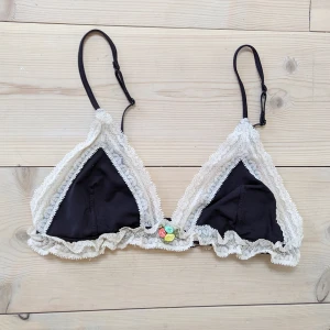 Calvin Klein bh - Så himla fin BH/top från Calvin Klein 🌼🌸🌻 Står storlek M men skulle säga att den passar storlek S.  150 kr med frakt inräknat eller bud! ✨