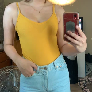 Svart och gul body - Aldrig använda bodys från only! Den svarta i stl s och den gula i stl xs. En för 20kr eller båda för 30kr.