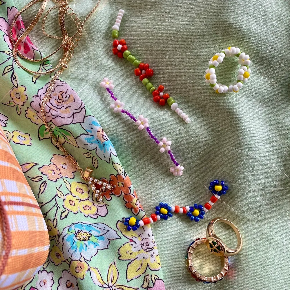 Handgjorda smycken i blommönster. Går att få i både ring, halsband och armband. Anpassar färg och mönster efter önskemål, på bilden är exempel på mönster och färger. Pris varierar beroende på ring, armband eller halsband. . Accessoarer.