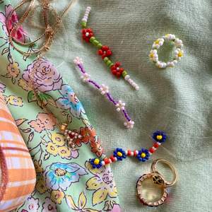 Handgjorda smycken i blommönster. Går att få i både ring, halsband och armband. Anpassar färg och mönster efter önskemål, på bilden är exempel på mönster och färger. Pris varierar beroende på ring, armband eller halsband. 