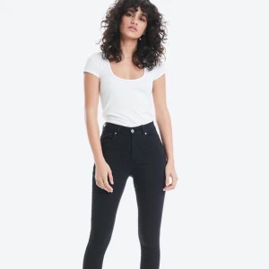 Svarta jeans - De är tighta men också stretchiga. Jag har tyvärr vuxit ur dem. De är i mycket bra skick.Räcker till i längden för mig som är 177cm. Kan mötas upp runt Göteborg. Åker runt en del, så kan även fungera i andra städer. Kan också frakta,då delar vi på fraktkostnaden.Nypris: 499kr